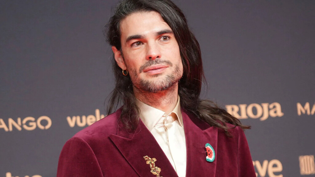 "Me he identificado mucho con la niña". Oliver Laxe vuelve a liarla opinando en los Goya sobre 'Los Domingos'