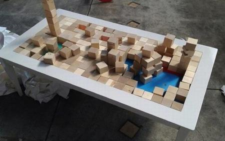 Una mesa de centro con bloques de construcción