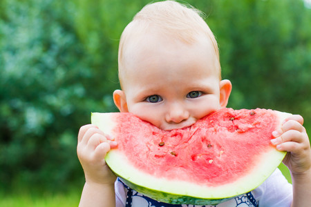 Baby Led Weaning: 17 alimentos fresquitos y nutritivos para el verano, y cómo ofrecerlos a tu bebé