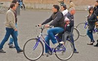 Pasear en bicicleta a los niños pequeños