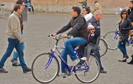 Pasear en bicicleta a los niños pequeños