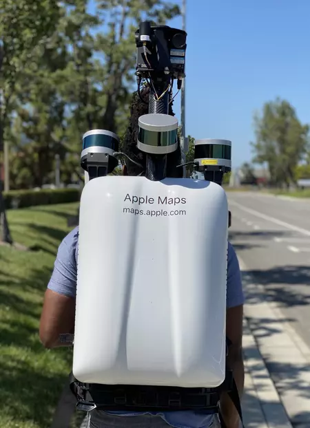 Apple がマッピング プラットフォームからデータと画像を記録するために使用するバックパック。