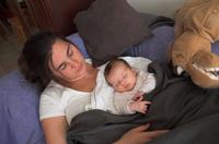 Dormir con padres fumadores triplica el nivel de nicotina en el bebé