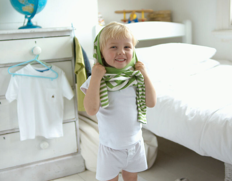 Niños que no se quieren vestir: ¿cómo dejar de tener esa batalla diaria?