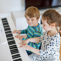 Un nuevo beneficio de la música en los niños: aprender a tocar el piano les ayuda en la adquisición del lenguaje