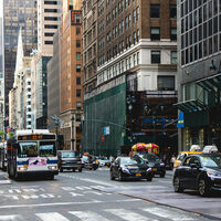 Menos trabajo para la policía: los propios autobuses de Nueva York empiezan a multar a los coches que les bloquean el paso en el carril bus