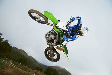 Nueva Kawasaki KX450F 2013: de la experiencia del AMA Supercross y Motocross a tu garaje