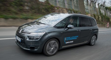 Más de 300 kilómetros 'sin manos' para ir de París a Ámsterdam con dos C4 Picasso