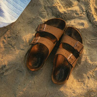 La multa que te puede poner la DGT por conducir en chanclas o descalzo