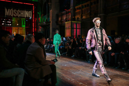A Jeremy Scott le gusta un aerógrafo más que a un tonto una tiza, en Londres continúan flipando