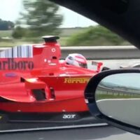 Es la segunda vez que alguien saca a la autopista lo más parecido a un Fórmula 1, y la policía sigue sin poder identificarle