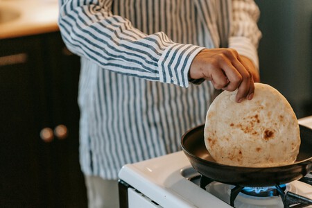 ¿Es bueno o no calentar las tortillas directo en la flama? Esto es lo que indica un experto