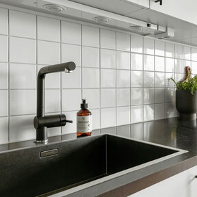 El escurreplatos que no ocupa nada de espacio en la encimera y es perfecto para cocinas pequeñas