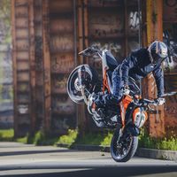 Las KTM 390 Duke y 125 Duke, a revisión por un problema con el faro de LED