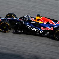 Max Verstappen logra su primera pole position del año y Fernando Alonso hace su mejor clasificación de la temporada en Sepang 