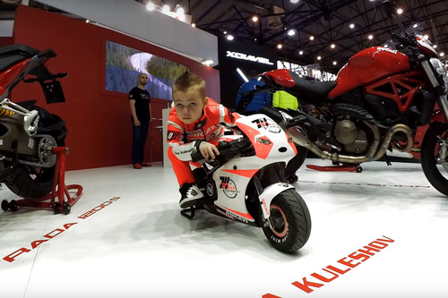 Estos siete vídeos de niños nacidos para ir en moto te alegrarán el Día del Padre