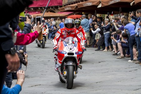 MotoGP Italia 2015: Niccolò Antonelli, Andrea Divizioso y Tito Rabat en cabeza bajo el sol toscano