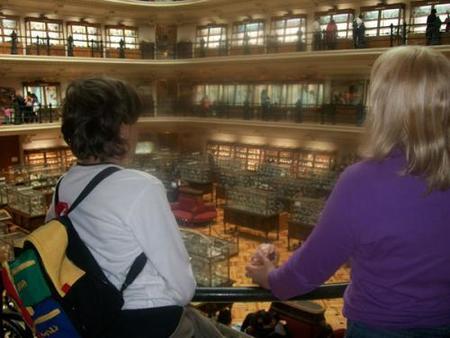 Mireia y Pablo en el Museo