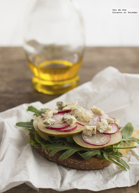 Tosta de rúcula, pera, rabanitos y queso. Receta