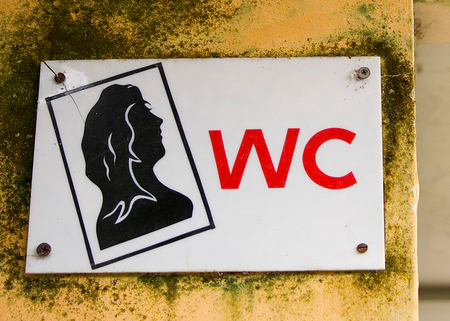 Una empresa de Murcia obliga a sus empleadas a colgarse un cartel cuando van al baño