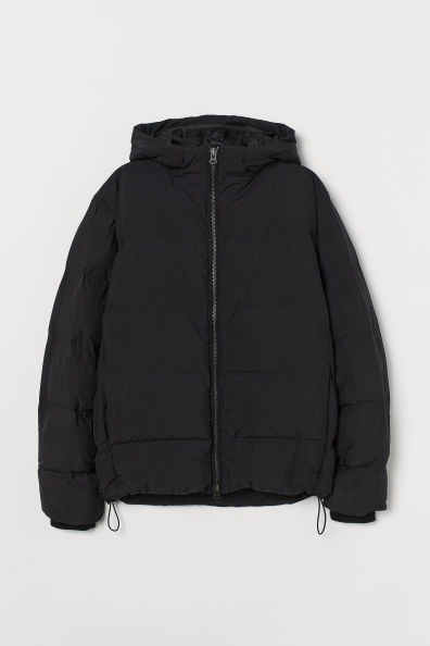 Chaqueta plumifera en negro con capucha