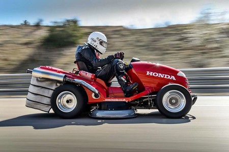Bienvenido a la cultura de los cortacésped hot rod, porque si tiene motor y ruedas puede ser más rápido