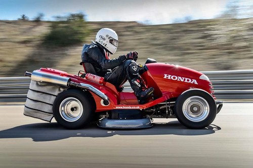 Bienvenido a la cultura de los cortacésped hot rod, porque si tiene motor y ruedas puede ser más rápido