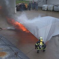 Esta manta bloquea incendios en coches eléctricos y de combustión, y de forma instantánea