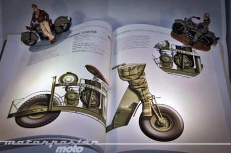 Soldados en motocicleta