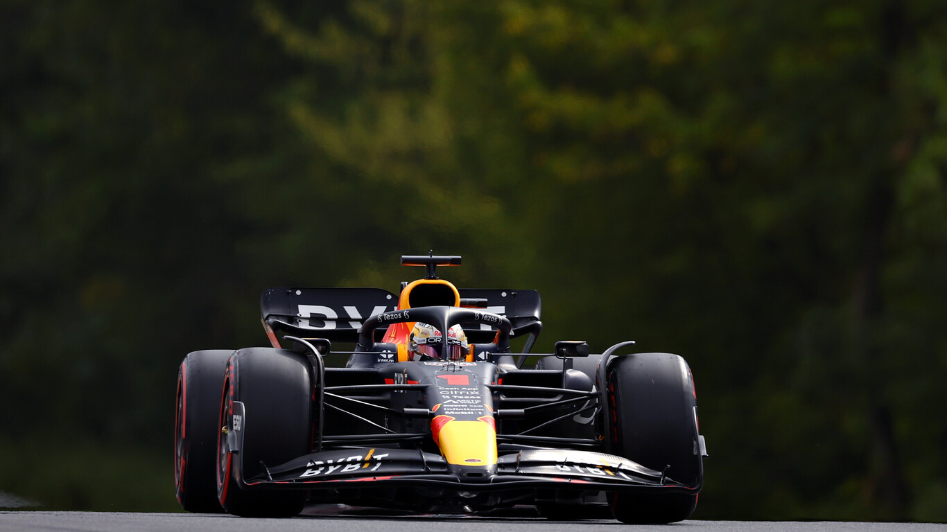 Max Verstappen remonta, Ferrari hace el ridículo con la estrategia y Fernando Alonso sufre el fuego amigo