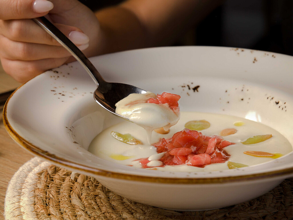 Los trucos de los chefs andaluces para conseguir un ajoblanco suave, que sepa a almendra y donde el ajo no robe protagonismo: “Consigues un sabor más delicado y equilibrado”