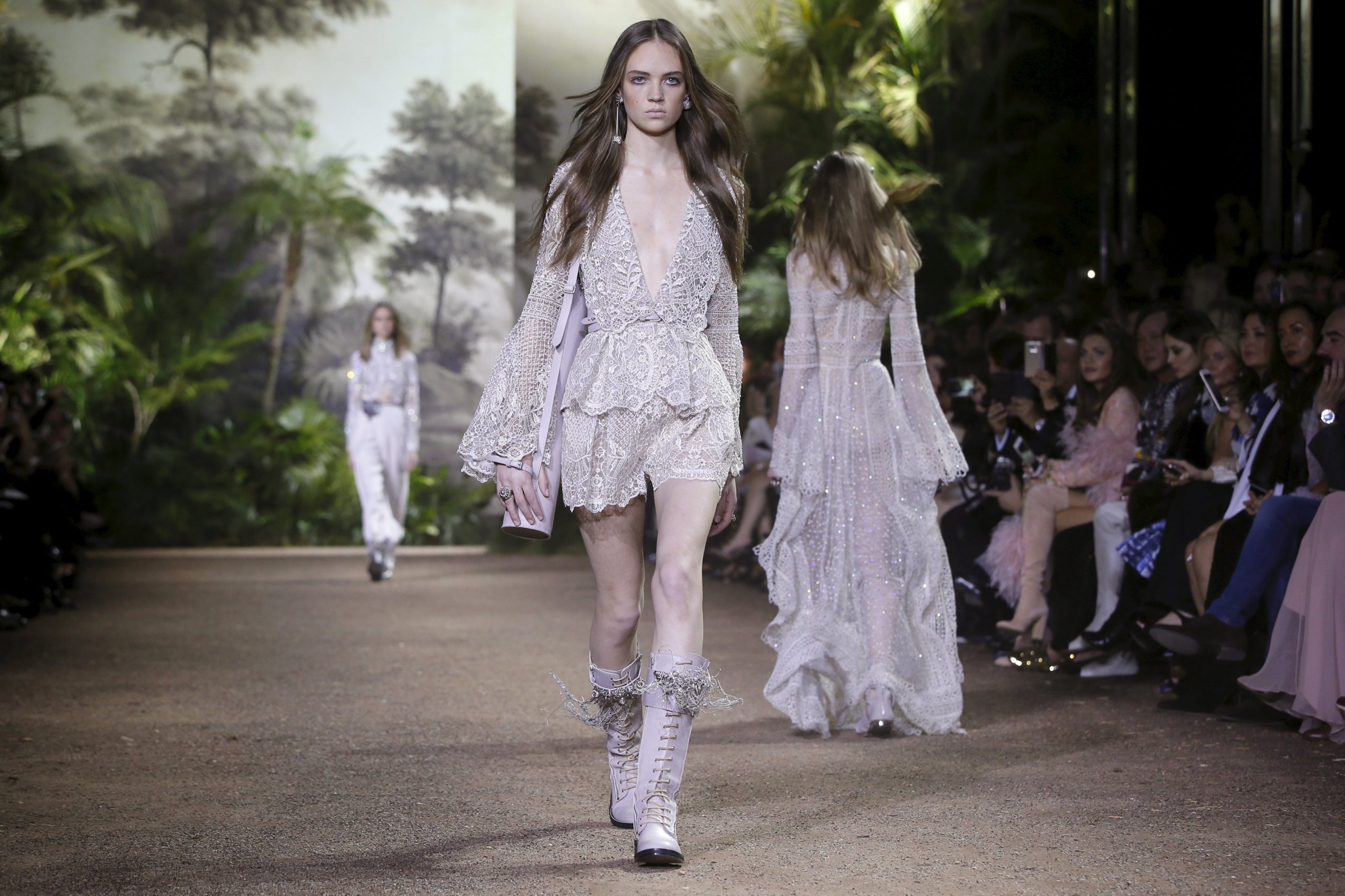 El cuento de hadas de Elie Saab en su desfile Primavera-Verano 2016 Alta Costura