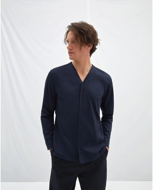 Camisa de hombre regular lisa en azul marino