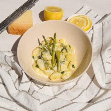 Ñoquis con espárragos verdes y crema de limón: una cena fácil que tienes lista en menos de 10 minutos 