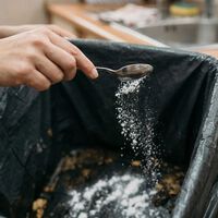 Poner una cucharadita de bicarbonato al fondo del bote de basura: para qué sirve y cada cuándo cambiarla