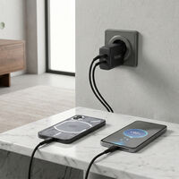 Lidl lanza el cargador perfecto para el móvil ahora que no vienen en la caja: menos de ocho euros y carga doble a 35W 