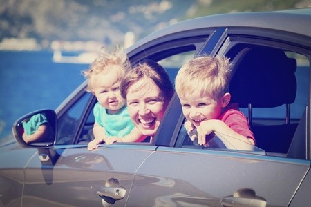 Adiós a los mareos: consejos para que los niños no se mareen en el coche