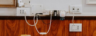 Los enchufes fijos han pasado de moda. Así son los modulares que se montan sin agujeros en la pared