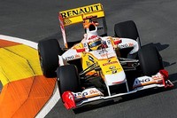 Fernando Alonso golpea el primero en Valencia