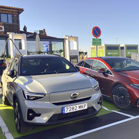 La venta de coches eléctricos se dispara un 25% en España, con los Tesla Model Y y el Jeep Avenger como líderes, pero seguimos a la cola de Europa