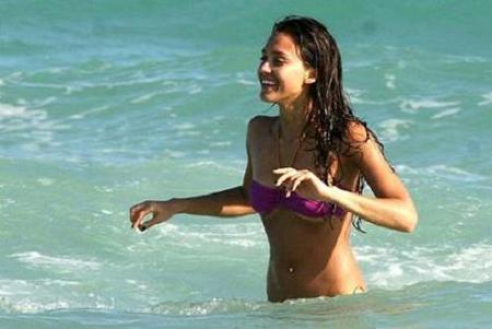 Jessica Alba corta con su novio... por teléfono