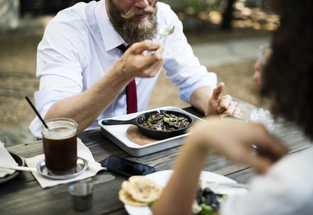 ¿Comer menos para no subir de peso? Quizá no sea buena idea, y aquí te decimos porqué