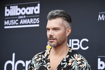A.J. Gibson lleva el mood tropical a la alfombra roja de los Billboards Music Awards