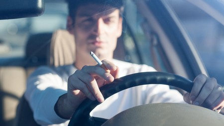 El Ministerio de Sanidad se está planteando la prohibición de fumar en el coche (otra vez)