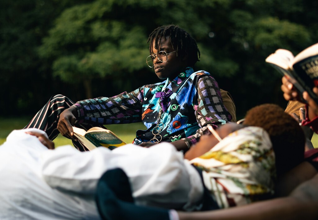 Pagar 1.200 euros para leer en silencio con desconocidos: costosos retiros literarios para superar la adicción al móvil