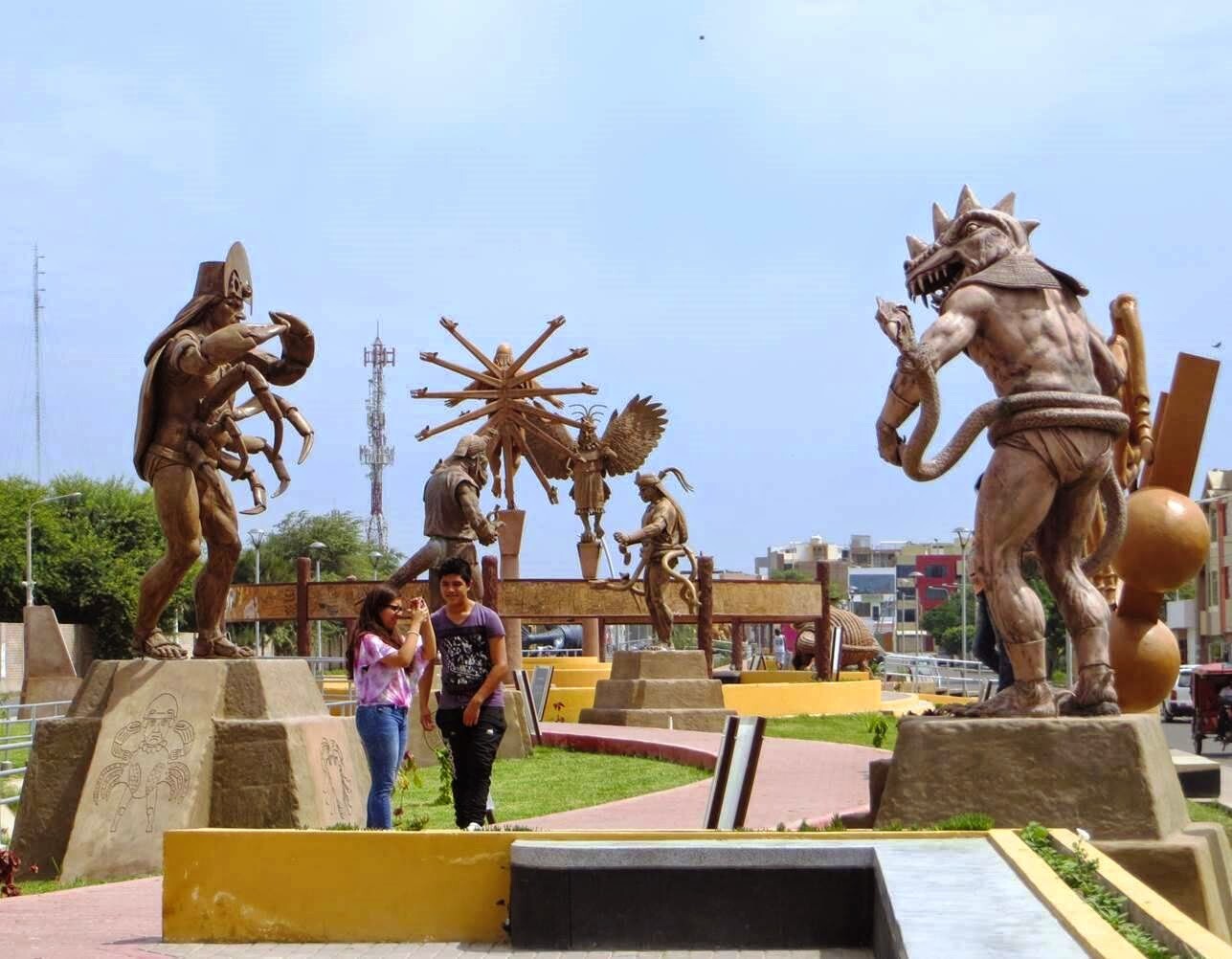 Pasea entre docenas de estatuas de reyes, dioses y seres sobrenaturales precolombinos