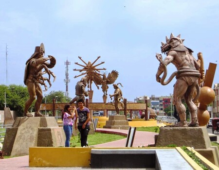 Pasea entre docenas de estatuas de reyes, dioses y seres sobrenaturales precolombinos