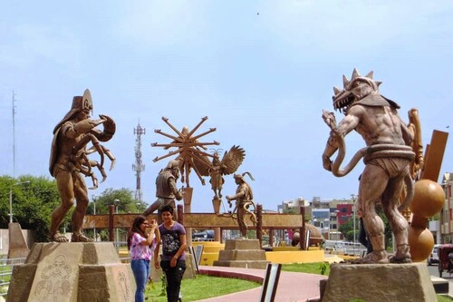 Pasea entre docenas de estatuas de reyes, dioses y seres sobrenaturales precolombinos