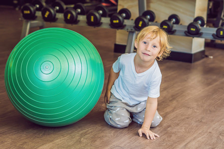 Así es como tus hijos pueden ayudarte en tu entrenamiento y divertirse a la vez: seis ejercicios que podéis hacer juntos