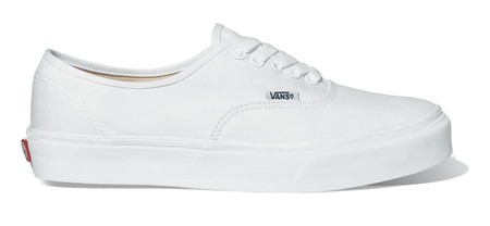 11 zapatillas blancas de marcas como Nike, Adidas, Puma o Converse rebajadas